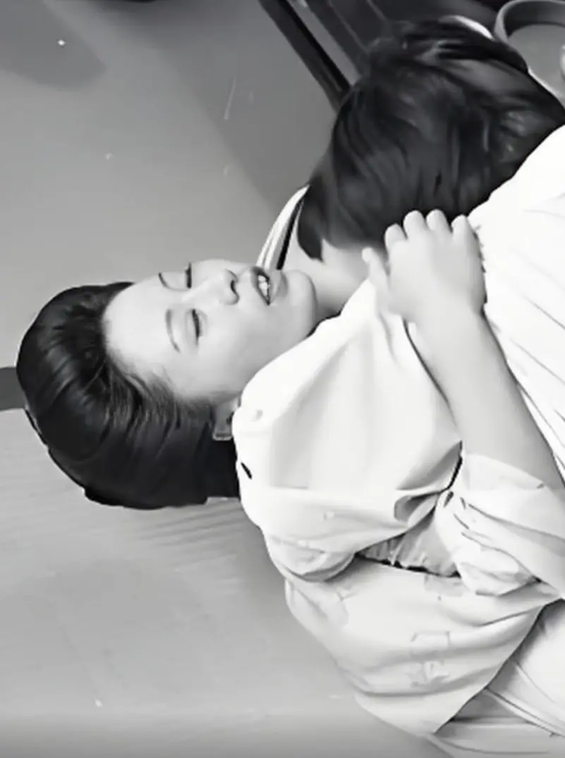 《秘本：袖与袖》：纸页间涌动的暗流，禁忌之恋与人性拷问的惊悚叙事